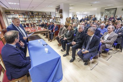 René Jesús Payo, director de la academia, inauguró con su discurso la nueva sede.