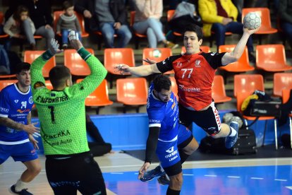 Asier Pedroarena lanza a portería durante un partido.