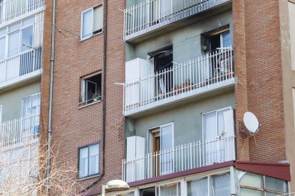 Terraza de la vivienda en la que se originó el incendio con trágico desenlace.