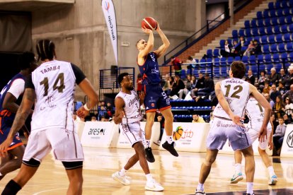 Jofresa lanza a canasta durante el partido contra Clavijo.