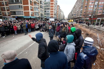 Asamblea vecinal, en Gamonal, en el marco de las protestas contra el bulevar de la calle Vitoria