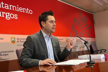 Daniel de la Rosa, durante su comparecia en el Ayuntamiento de Burgos.