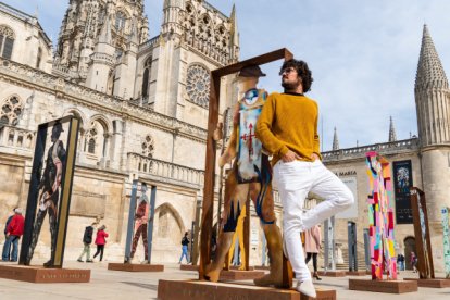 Carlo Cuñado junto a la Catedral de Burgos.