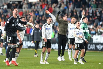 Varios jugadores blanquinegros celebran con el público en las gradas la victoria ante el Real Valladolid.