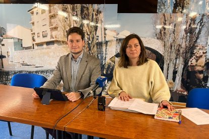 El alcalde de Aranda, Antonio Linaje, junto a la concejala de Deportes, Belén Esteban