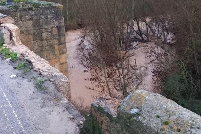 El coche impactó con fuerza contra el muro del puente Mayor de Roa