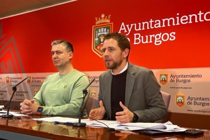 Julián Vesga y Josué Temiño, concejales socialistas, durante la valoración del presupuesto de 2024 en las áreas de Medio Ambiente y Movilidad.