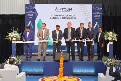 Ernesto Antolin, presidente de Antolin, en el centro de la imagen junto a representantes de los clientes, autoridades y otros directivos de Antolin.