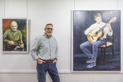 Félix Pérez Giménez posa junto a los retratos de su suegro y su hijo.