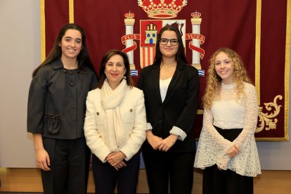 la ministra con las ganadoras del concurso.