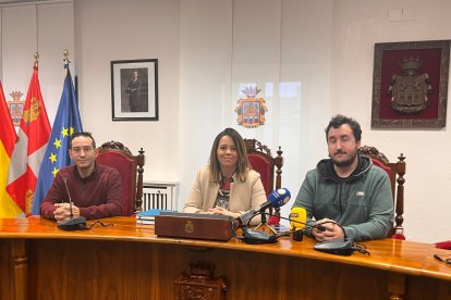 La portavoz del equipo de gobierno junto a los concejales de Hacienda y Barrios