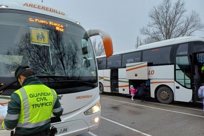 Imagen del control de la Guardia Civil de Tráfico a transporte escolar.