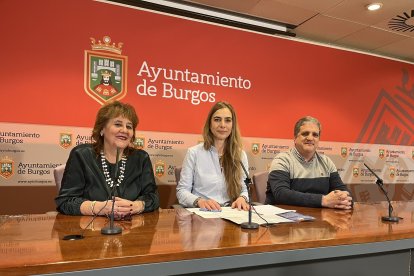 trinidad Pérez Sáiz, alcaldesa por un día de San Julián, junto a la concejal de Festejos, Carolina Álvarez, y el presidente de la Asociación de Vecinos, Luis Guerra.