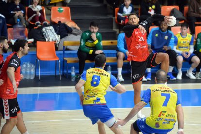 Guilherme Linhares lanza a portería durante un partido.