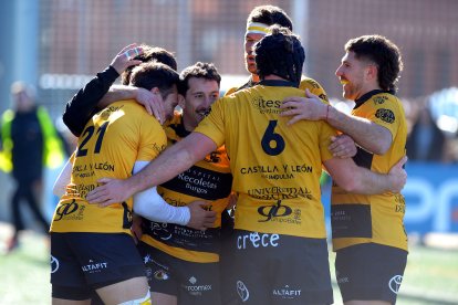 Los jugadores del Recoletas Burgos Caja Rural celebran una jugada.