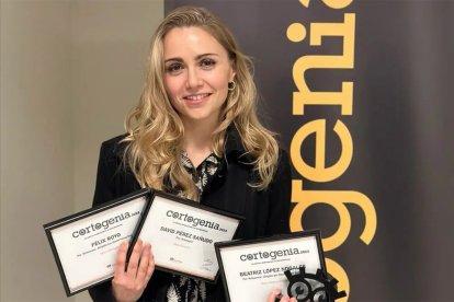 La compositora burgalesa Beatriz Pérez Nogales posa con los premios recibidos por 'Artesanía' en Cortogenia.