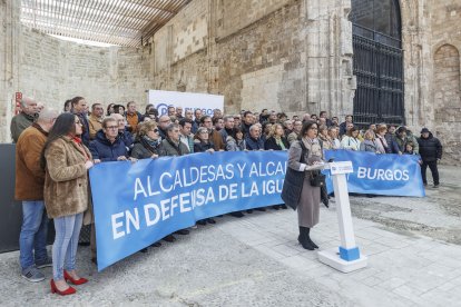 Un centenar de alcaldes y alcaldesas del PP ha acudido a la lectura del manifiesto.