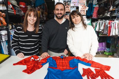 Roberto Alcalde junto a las gerentes de Disfraces Gilmar, Esther y Beatriz Gil Martín.