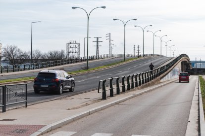 Viaducto en la avenida alcalde Martín Cobos, en el polígono industrial de Burgos Este.