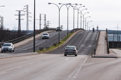 Viaducto en la avenida alcalde Martín Cobos, en el polígono industrial de Burgos Este.