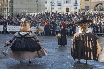 Los Gigantillos bailan en la plaza de San Juan ante cientos de burgaleses.