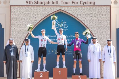 Jesús Ezquerra, en el podio de la tercera etapa del Tour de Sharja.