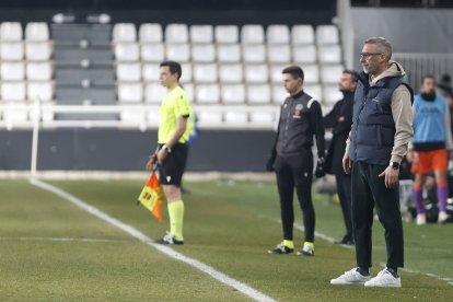 Imagen de Bolo en la banda durante el partido.