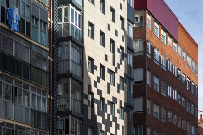 Contraste entre una fachada ventilada y un edificio sin rehabilitar en una calle de la capital burgalesa.