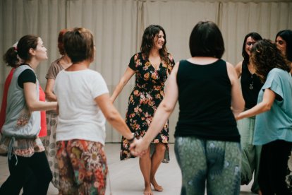 Carmen Cuartango, en el centro, en una sesión de biodanza en las instalaciones de La Escuela.