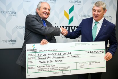 Julián Martínez, presidente del Banco de  Alimentos, recibe el cheque de Jesús María Hontoria, presidente de Cajaviva.