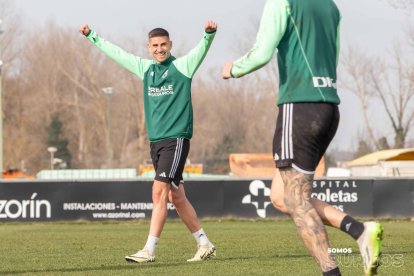 El delantero Dani Ojeda celebra durante el entrenamiento previo a una jornada en la que habrá cambios en el ataque.