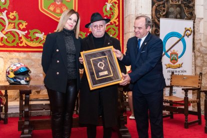 Begoña Herrero, Cristino Díez y Fernando Martínez-Acitores, en la entrega del Báculo de Oro 2024.