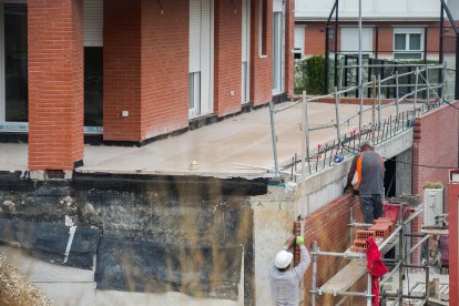 Dos obreros durante un proceso de construcción residencial en la ciudad de Burgos.