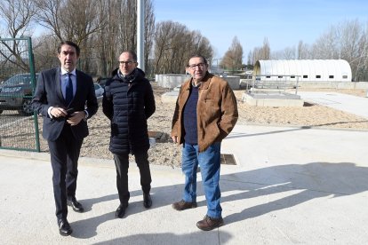 Juan Carlos Suárez-Quiñones (izquierda) durante su visita a la EDAR de Torresandino.