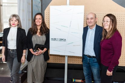 María Isabel Soto (UBU), María Martinón (Cenieh), Jordi Rovira (UBU) y Chitina Moreno-Torres (Cenieh) posan junto al cartel de la exposición que abre la XIII Semana Mujer y Ciencia.