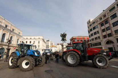 Tractores en la plaza de Mío Cid.