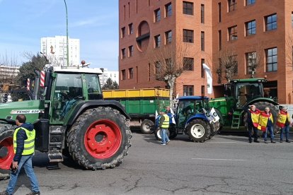 Concentración de tractores frente a la Delegación Territorial de la Junta en Burgos.