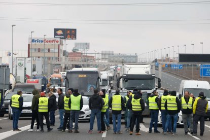 Un grupo de agricultores corta la A-1 a la altura del hotel Landilla.