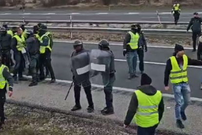 Tensión entre la Guardia Civil y manifestantes en la AP-1.