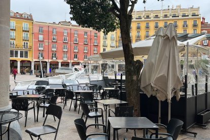 Elementos de una terraza derribados por el fuerte viento.