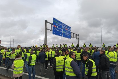 Los agricultores ocupan la A-1 en el Nudo Landa