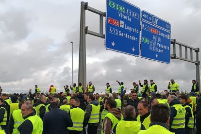 Los agricultores cortaron la A-1 en el Nudo Landa.