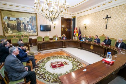 El presidente de la Diputación, Borja Suárez, junto a integrantes de la Institución Fernán González, recibía a los representantes de la Real Academia Sevillana de Buenas Letras de Sevilla.