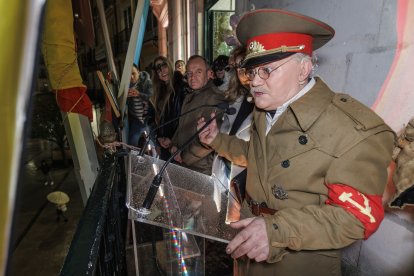 Cristino Díez, caracterizado de León Trotski, durante su pregón de Carnaval.