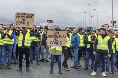 Agricultores independientes cortan la A-1 a la altura del Landilla con la autorización de la Guardia Civil.