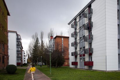 En el barrio se mezclan los edificios que han finalizado su remodelación con los que todavía están a falta de ello.