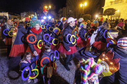 Familias del Ampa Arco Iris del colegio Miguel Delibes disfrazadas de aros olímpicos y antorchas.