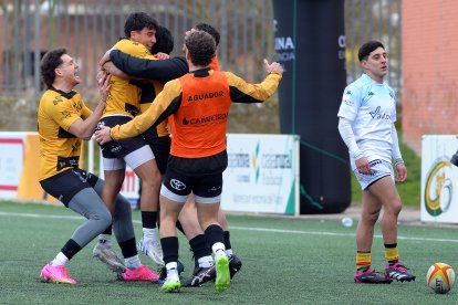 Los jugadores del Recoletas Burgos Caja Rural celebran el pase a la final.