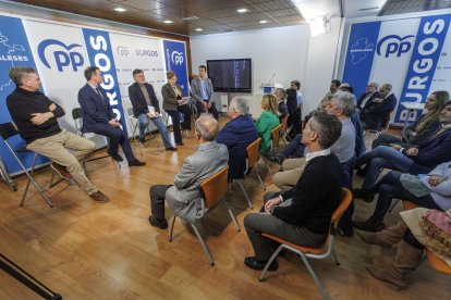 Francisco Vázquez (en el centro) ha departido con representantes del PP burgalés sobre los asuntos que centran la agenda política de la formación en Castilla y León.