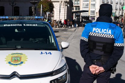 Un agente de la Policía Local en la plaza del Mío Cid, en pleno centro de la capital burgalesa.